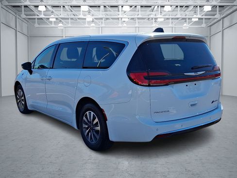 Used 2024 Chrysler Pacifica Limited FWD image 4