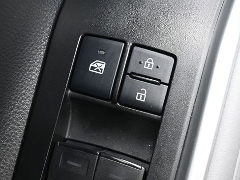 Used 2021 Toyota Highlander XLE image 13