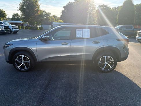 Used 2024 Chevrolet Trax RS w/ Driver Confidence Package FWD image 2