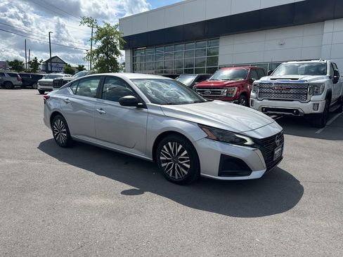 Used 2024 Nissan Altima 2.5 SV FWD image 1