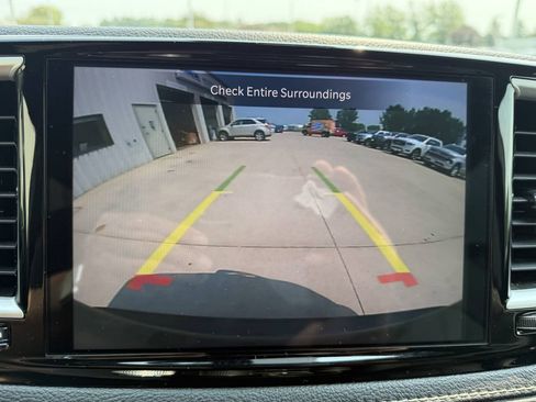 Used 2021 Chrysler Pacifica Touring-L w/ Uconnect Theater Family Group AWD/4WD image 19