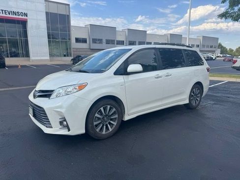 Used 2019 Toyota Sienna XLE w/ XLE Navigation Package AWD/4WD image 2
