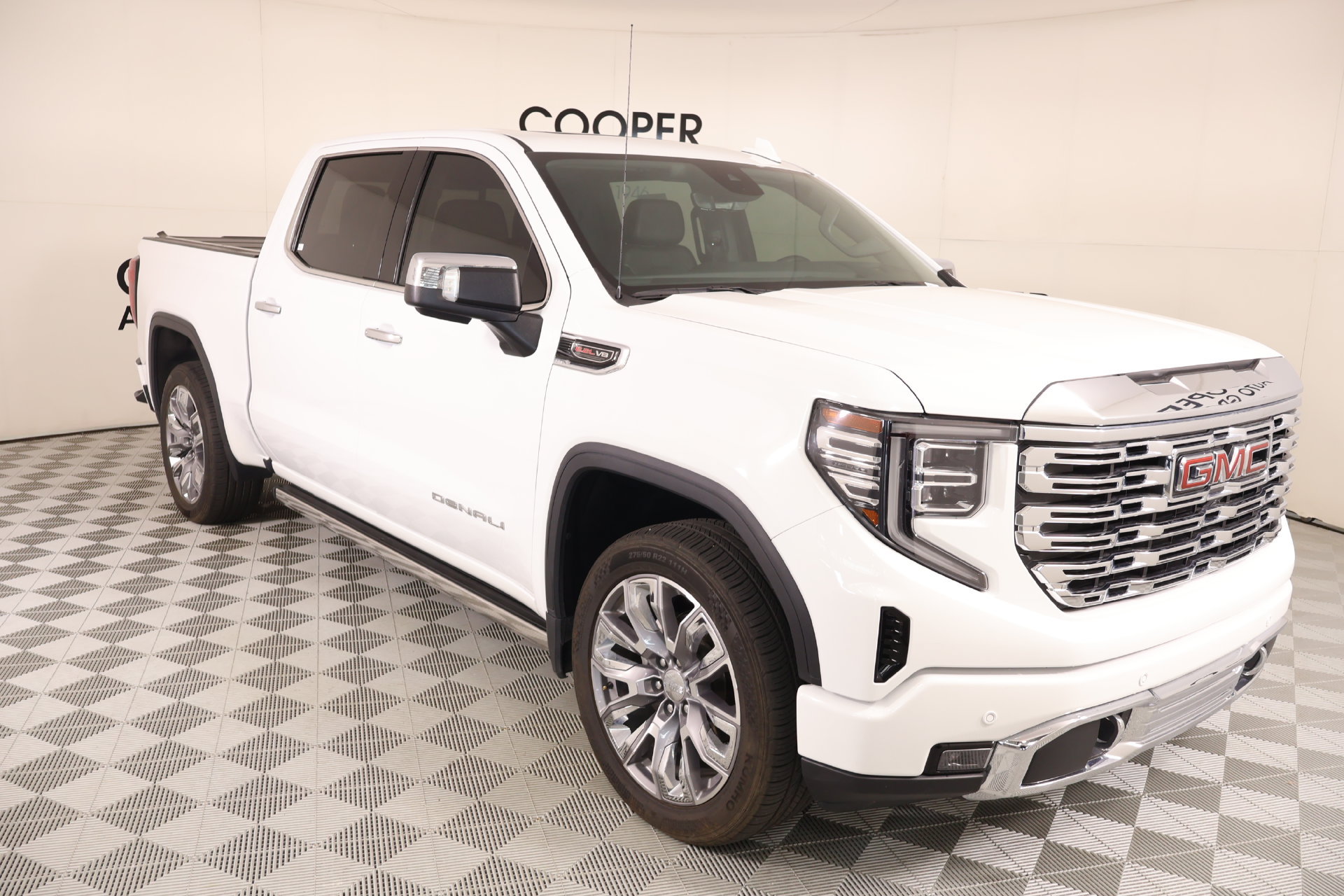 Used 2024 GMC Sierra 1500 Denali w/ Denali Reserve Package AWD/4WD image 1