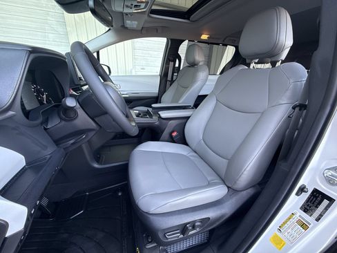 Certified 2025 Toyota Sienna XLE w/ XLE Plus Package FWD image 13