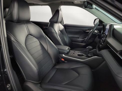 Used 2023 Toyota Highlander XLE FWD image 16