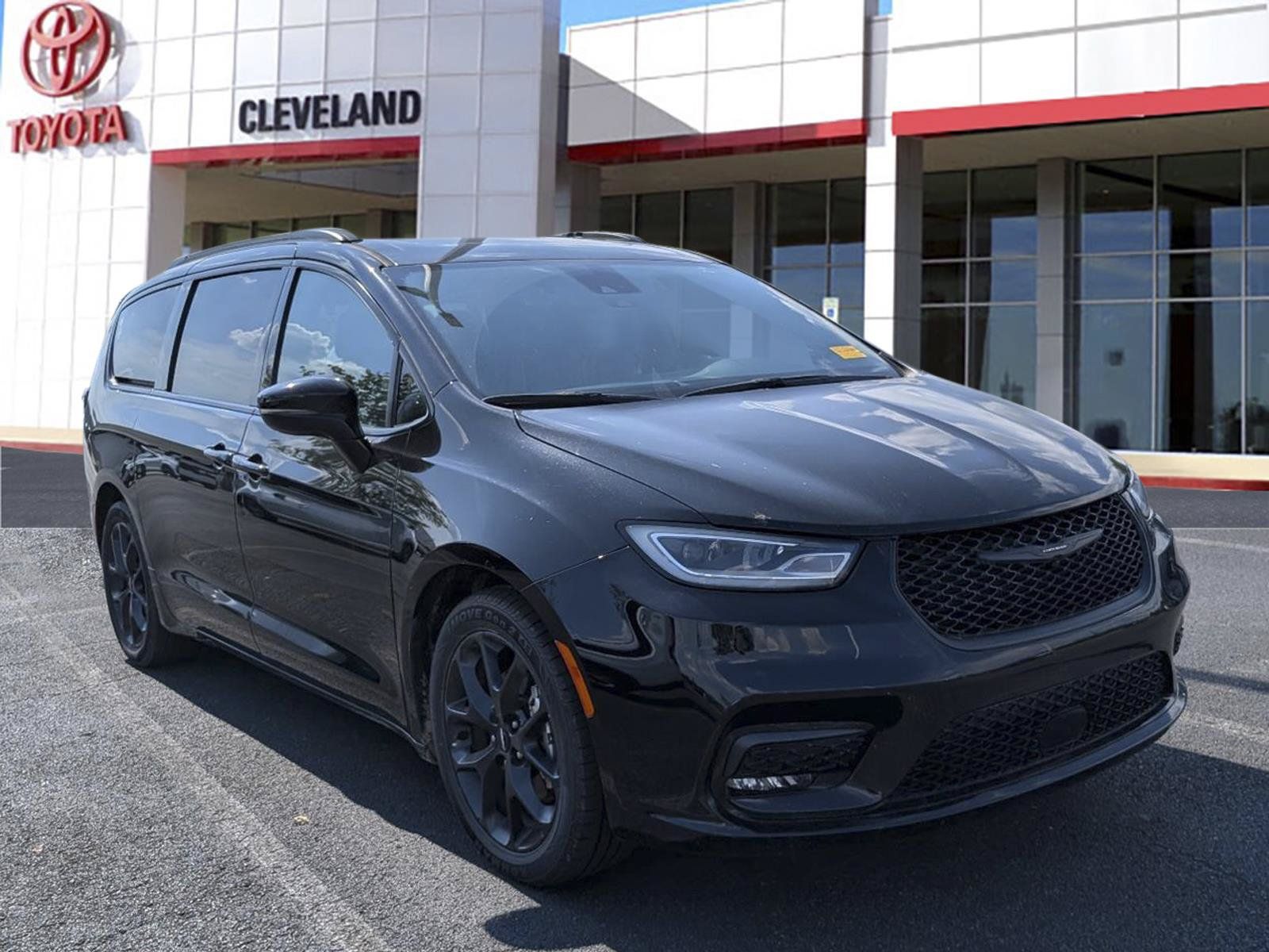Used 2025 Chrysler Pacifica Limited FWD image 2