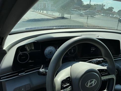 Used 2024 Hyundai Elantra SEL FWD image 15