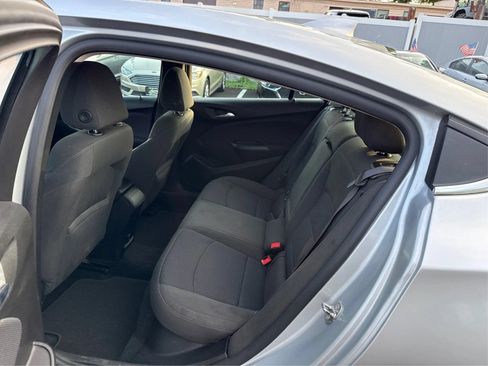 Used 2017 Chevrolet Cruze LT FWD image 10