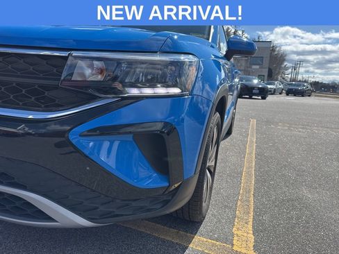 Used 2023 Volkswagen Taos SE w/ Panoramic Sunroof Package image 2