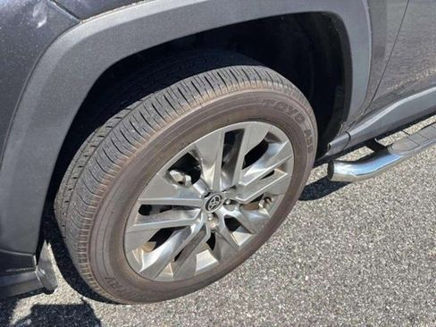 Used 2022 Toyota RAV4 XLE Premium image 30