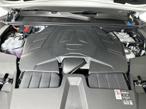 Certified 2025 Porsche Cayenne S image 40