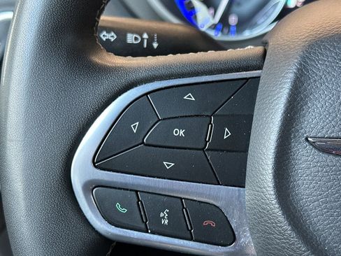 Used 2023 Chrysler Pacifica Touring-L FWD image 27
