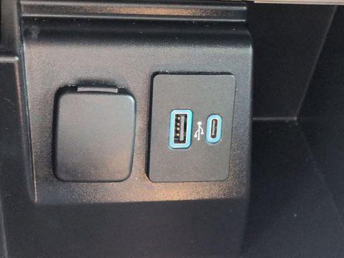 Used 2021 Ford Explorer XLT w/ Equipment Group 202A image 25