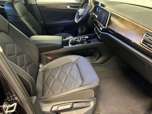 Certified 2025 Volkswagen Atlas SE image 12