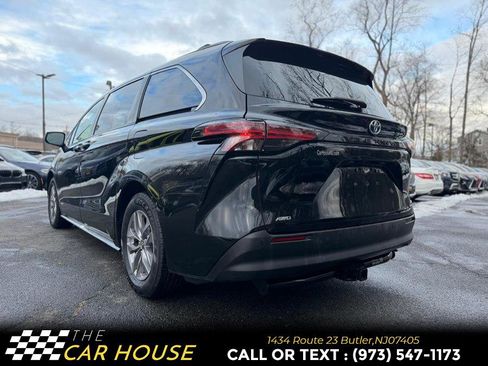 Used 2021 Toyota Sienna XLE image 11