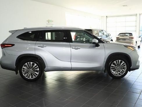 Used 2024 Toyota Highlander Platinum image 6