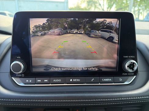 Used 2024 Nissan Rogue S FWD image 25