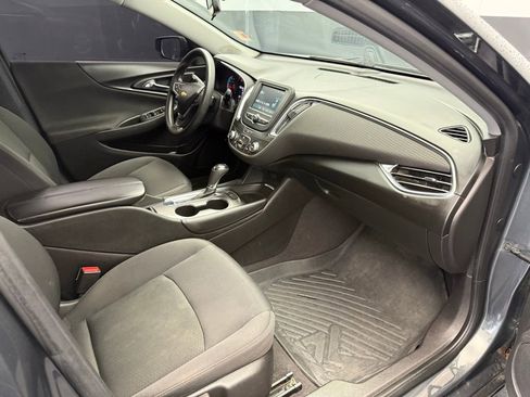 Used 2017 Chevrolet Malibu LT image 43