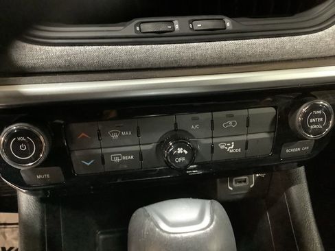 Used 2023 Jeep Compass Latitude image 25