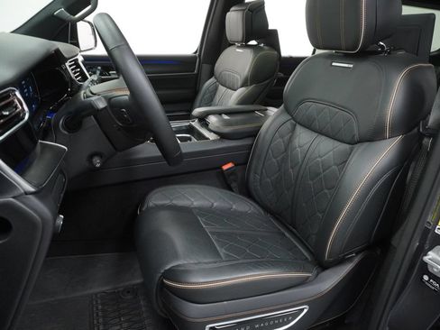 Certified 2025 Jeep Grand Wagoneer Series III w/ Rear Seat Video Group 1 AWD/4WD image 16