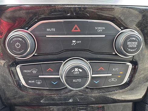 Used 2018 Chrysler 300 Limited RWD image 26