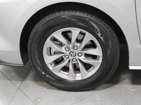 Used 2024 Toyota Sienna XLE image 18