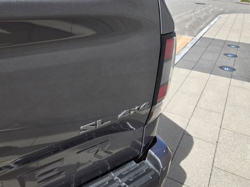Used 2024 Nissan Frontier SL image 12
