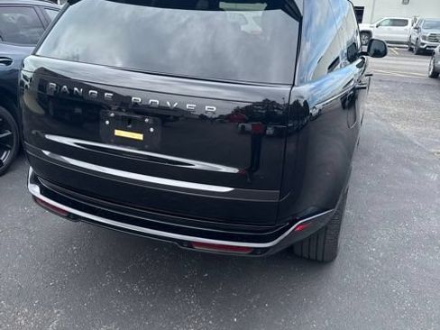Used 2025 Land Rover Range Rover SE AWD/4WD image 8