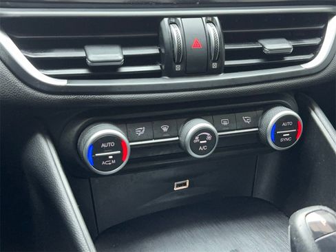 Used 2019 Alfa Romeo Giulia image 27