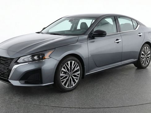Used 2025 Nissan Altima 2.5 SV image 3