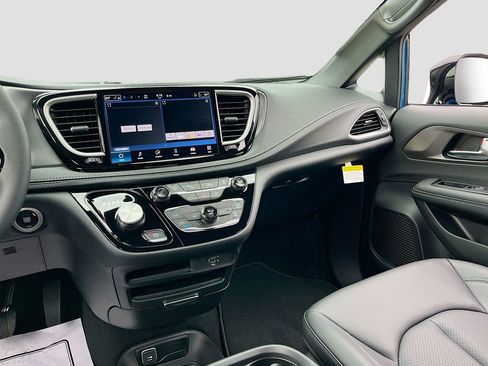 New 2026 Chrysler Pacifica Select image 22