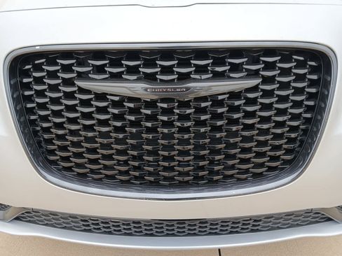 Used 2022 Chrysler 300 Touring w/ Sport Appearance Package image 12