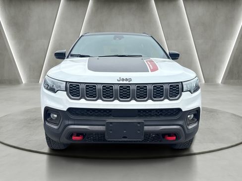 Used 2025 Jeep Compass Trailhawk AWD/4WD image 2