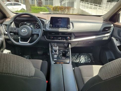 Used 2023 Nissan Rogue SV image 9