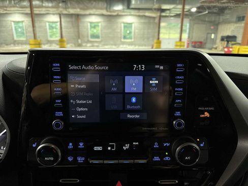 Used 2022 Toyota Highlander XLE AWD/4WD image 21