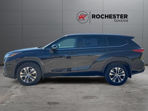 Used 2023 Toyota Highlander XLE AWD/4WD image 2