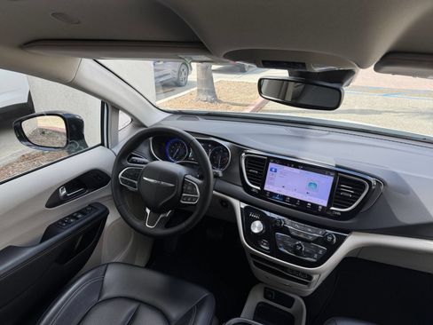 Used 2024 Chrysler Pacifica Touring-L FWD image 37