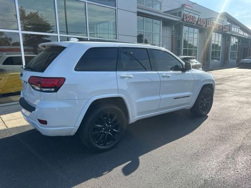 Used 2019 Jeep Grand Cherokee Altitude AWD/4WD image 3
