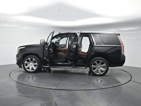 Used 2018 Cadillac Escalade Premium Luxury AWD/4WD image 38
