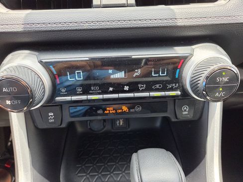 Used 2025 Toyota RAV4 XLE FWD image 22