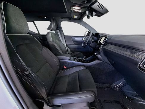 Certified 2023 Volvo XC40 B5 Plus w/ Protection Package Premier AWD/4WD image 29
