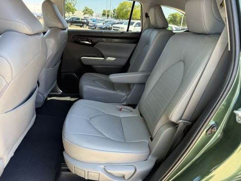 Used 2023 Toyota Highlander XLE FWD image 28