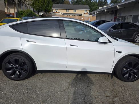 Used 2024 Tesla Model Y Long Range image 4