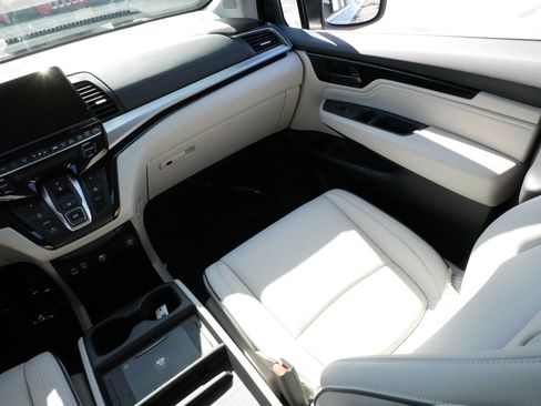 Certified 2026 Honda Odyssey Touring image 11