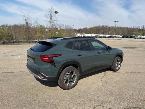 Used 2025 Chevrolet Trax LT w/ LT Convenience Package image 3