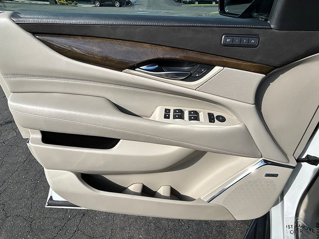 Used 2018 Cadillac Escalade Luxury AWD/4WD image 32