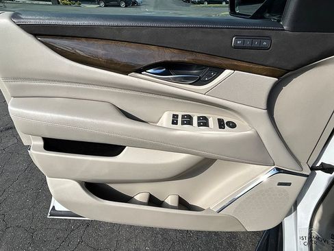 Used 2018 Cadillac Escalade Luxury AWD/4WD image 32