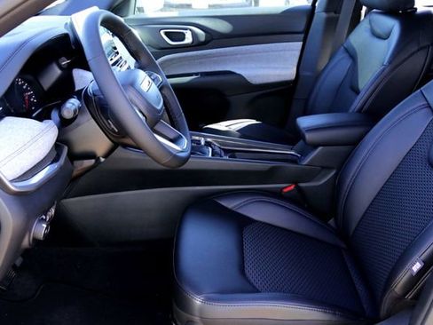 New 2026 Jeep Compass Latitude image 9