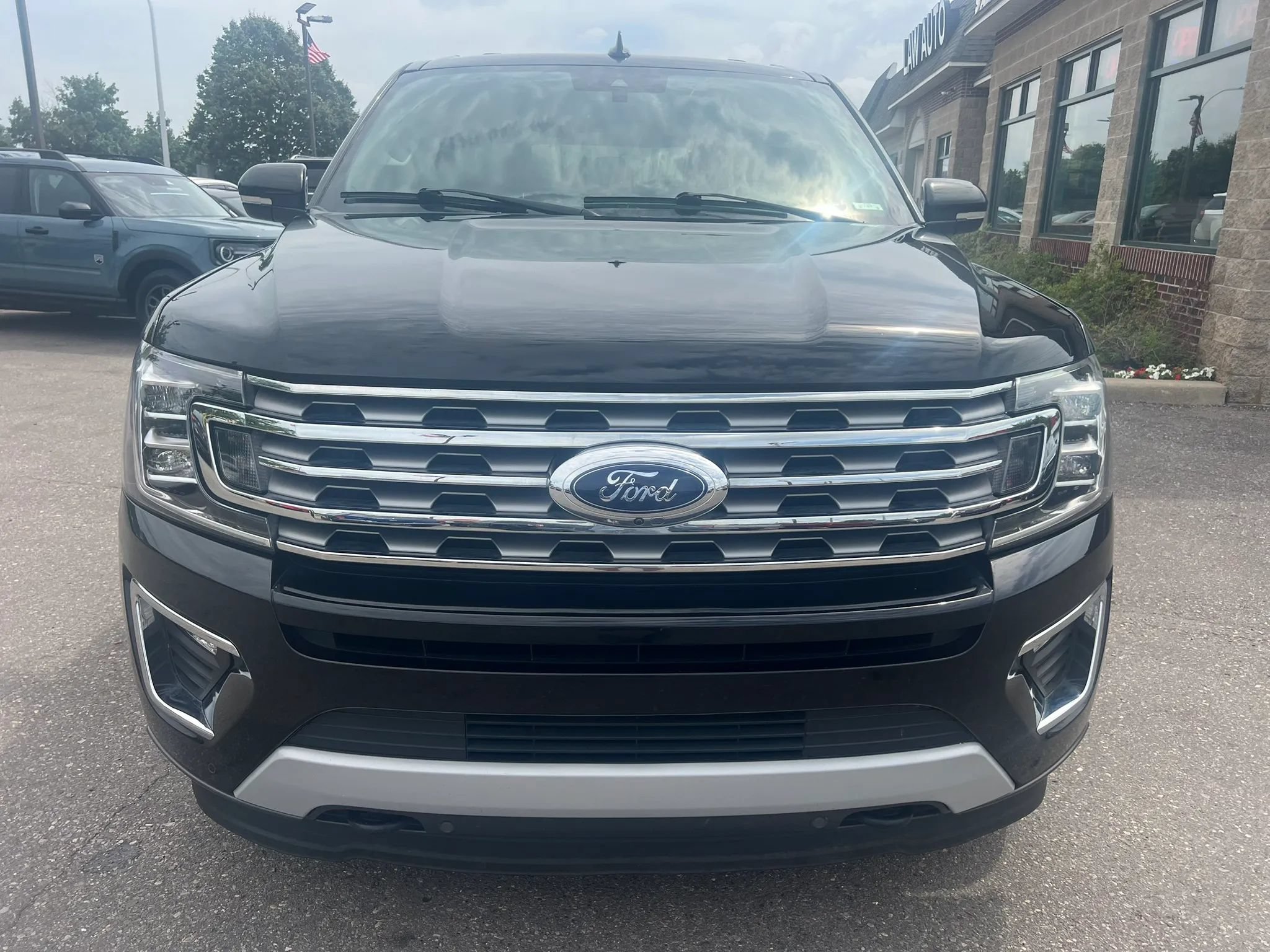 Used 2020 Ford Expedition Limited w/ Special Edition Package AWD/4WD image 3