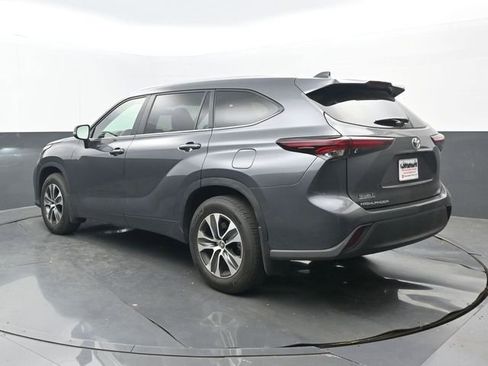 Used 2025 Toyota Highlander XLE image 3